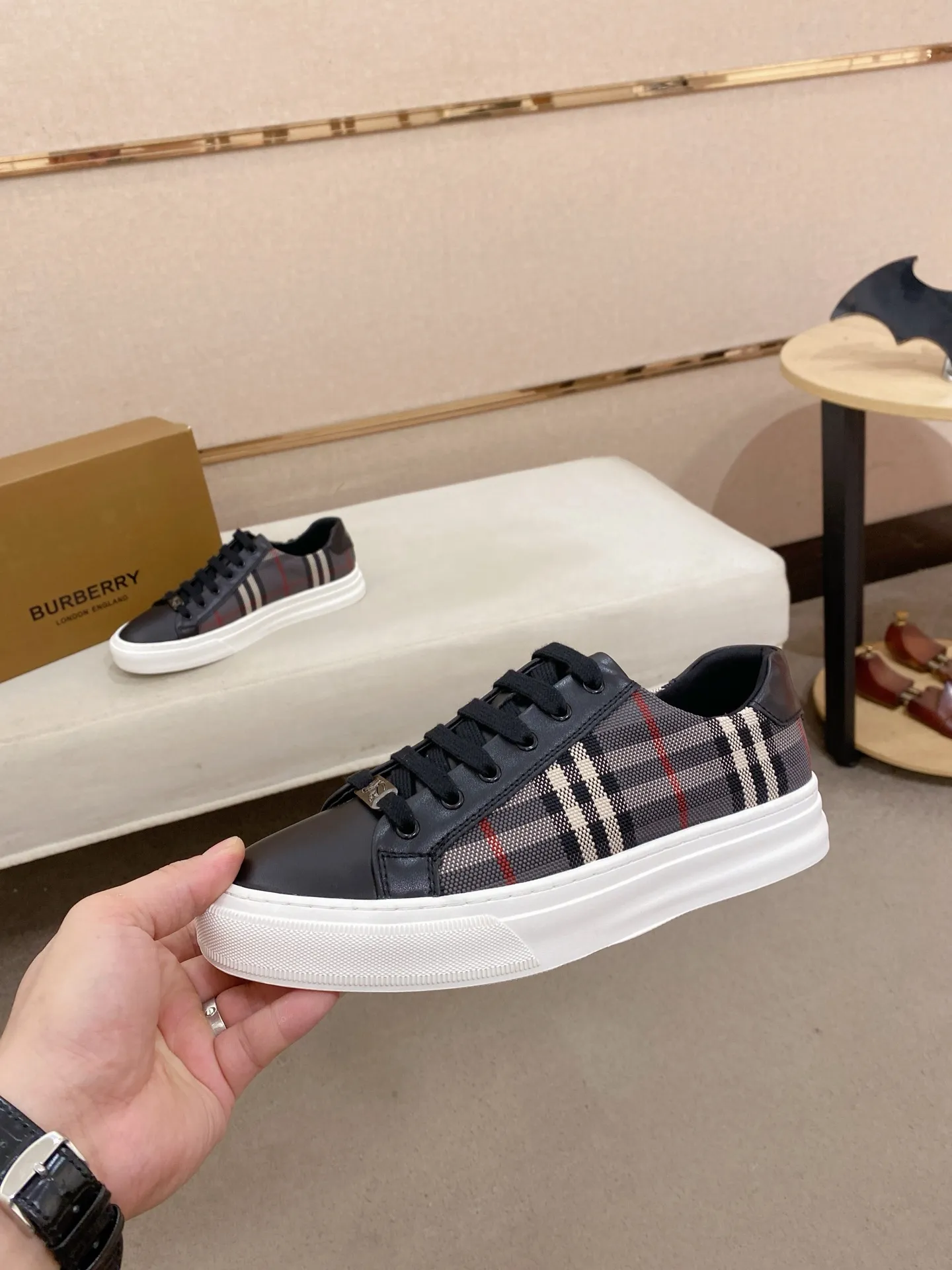 Men's shoes 💰: 400💰🇮🇹🇮🇹 Burberry top purchasing agent 🔍🔍Synchronized sale Positive code number: 38-44 Italian imported first-layer cowhide with fabric. Fully imported sheepskin lining, sole: the original sole is specially provided by the original factory, the exclusive movable molded sole is super comfortable, the original factory follows the order, 🔍🔍high quality, you can come in and out at will, welcome to compare